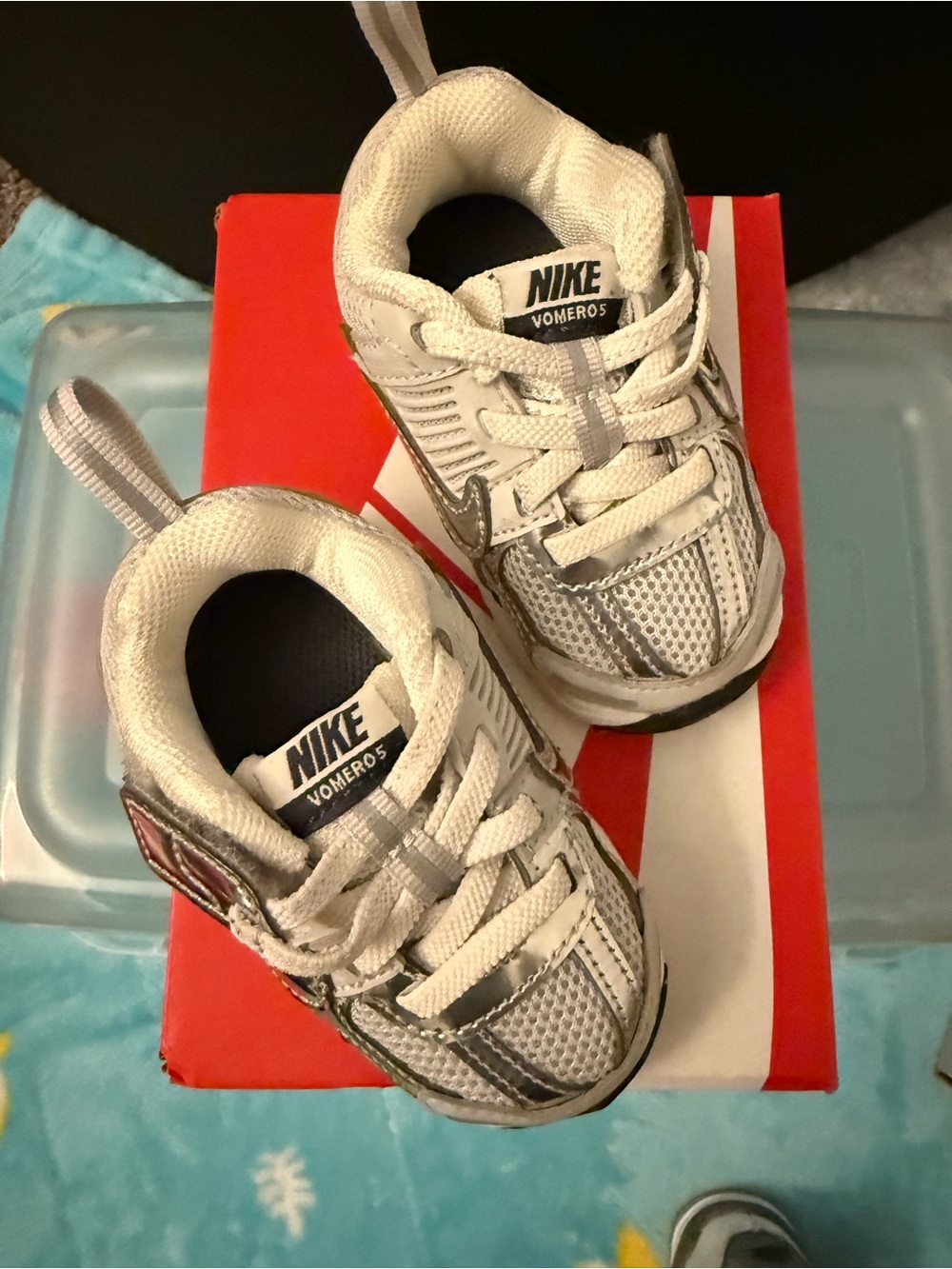 Nike Kids White & Silver Vomero 5 Athletic Sneakers